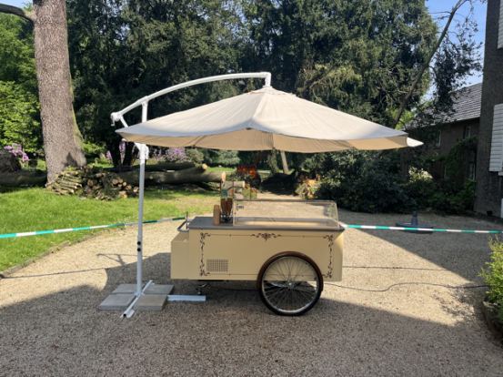 Retro Eiswagen mit Sonnenschirm
